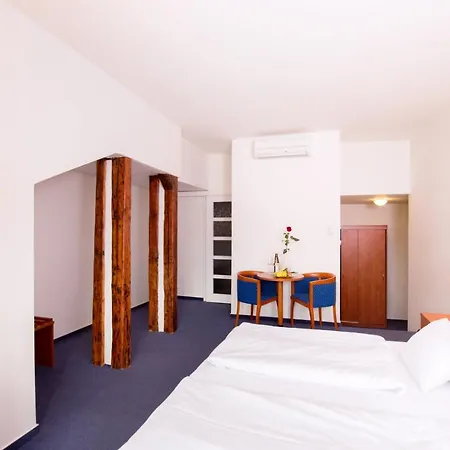 Hotel Lev 4*